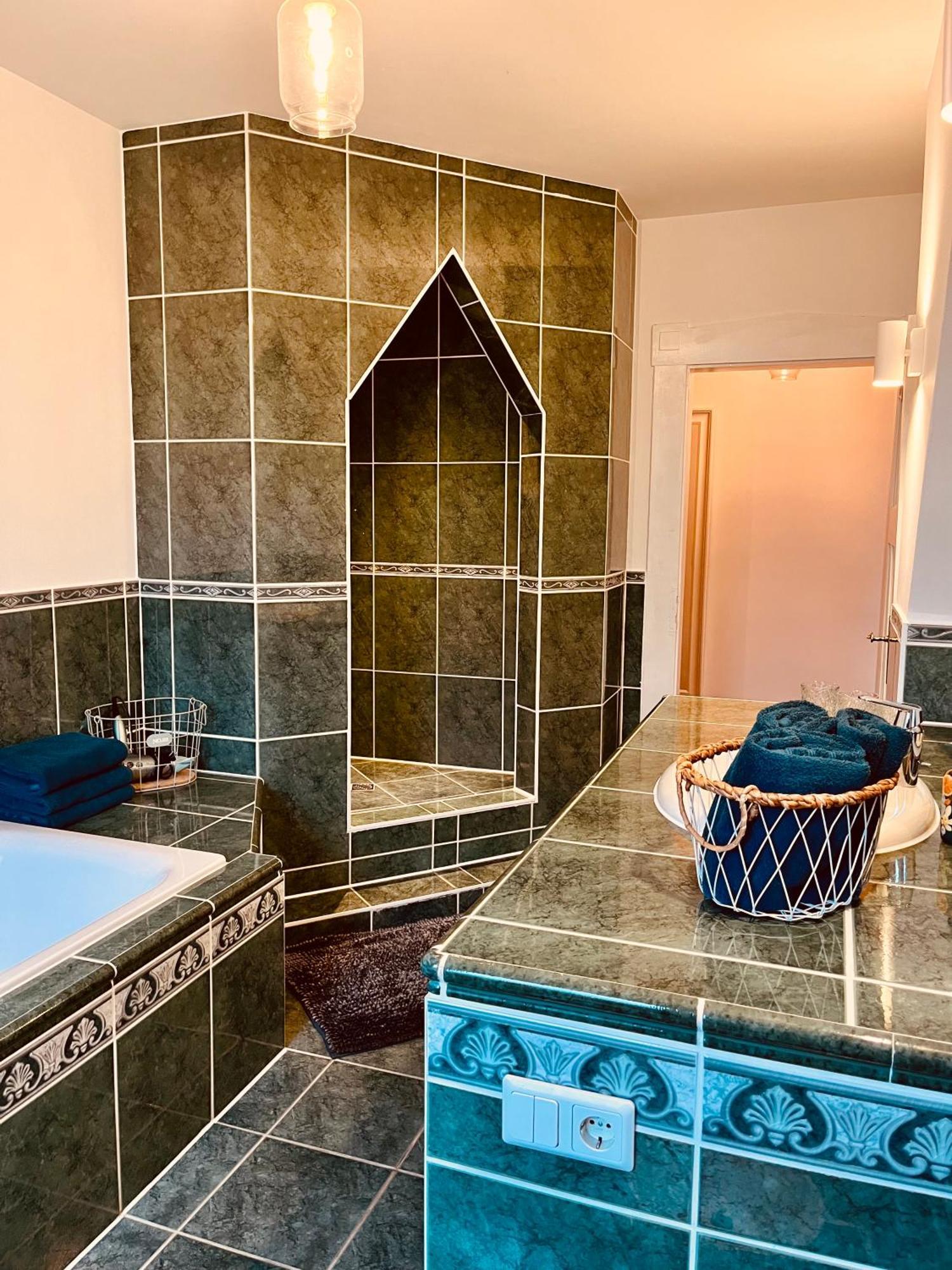 B E D & A G E D E S I G N -Extra Large- Wunderschoene Komplette Wohnung Mit Viel Platz & 4 Schlafzimmer B E D & A G E D E S I G N -Small- Wunderschoenes Zimmer Mit Bad Rechnungserstellung Fuer Geschaeftsreisende & Firmen Hünxe Dış mekan fotoğraf