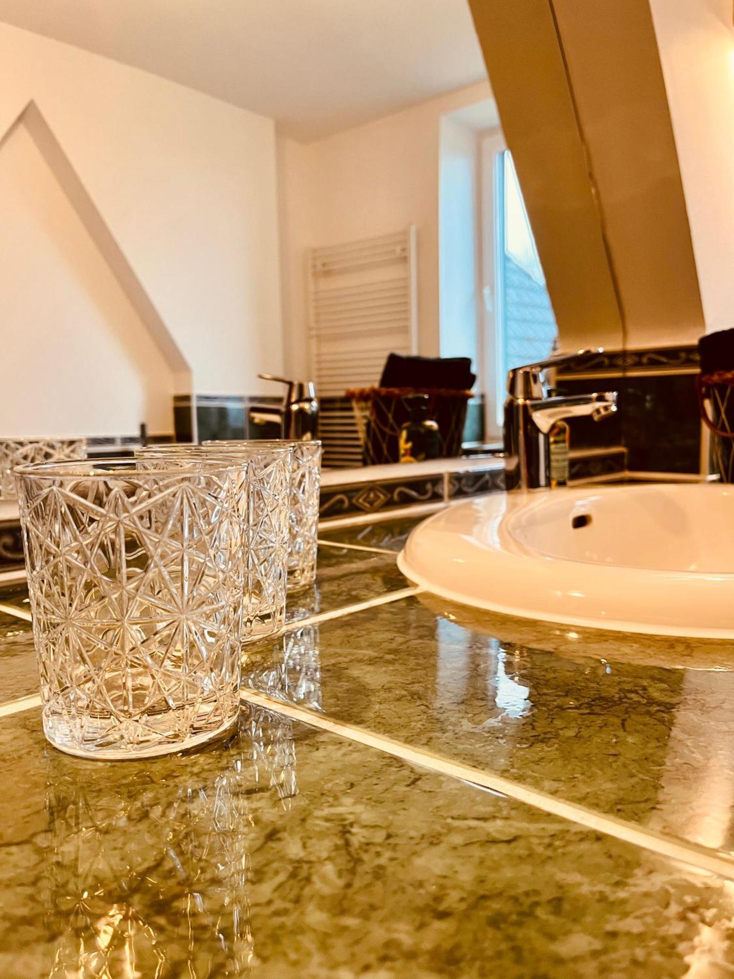 B E D & A G E D E S I G N -Extra Large- Wunderschoene Komplette Wohnung Mit Viel Platz & 4 Schlafzimmer B E D & A G E D E S I G N -Small- Wunderschoenes Zimmer Mit Bad Rechnungserstellung Fuer Geschaeftsreisende & Firmen Hünxe Dış mekan fotoğraf
