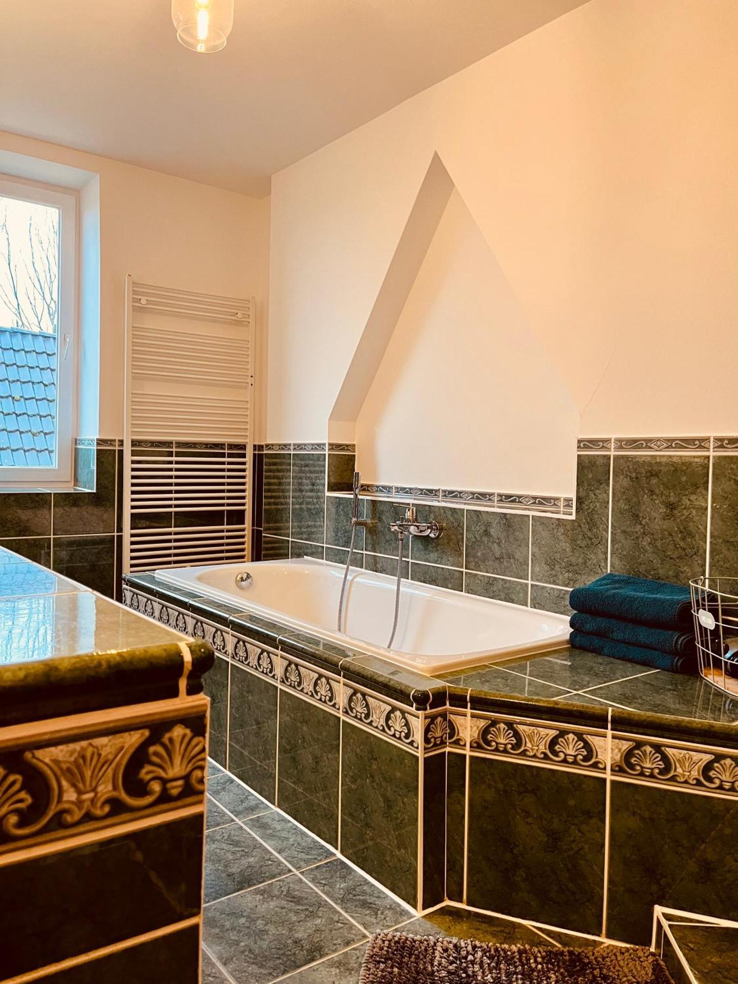 B E D & A G E D E S I G N -Extra Large- Wunderschoene Komplette Wohnung Mit Viel Platz & 4 Schlafzimmer B E D & A G E D E S I G N -Small- Wunderschoenes Zimmer Mit Bad Rechnungserstellung Fuer Geschaeftsreisende & Firmen Hünxe Dış mekan fotoğraf