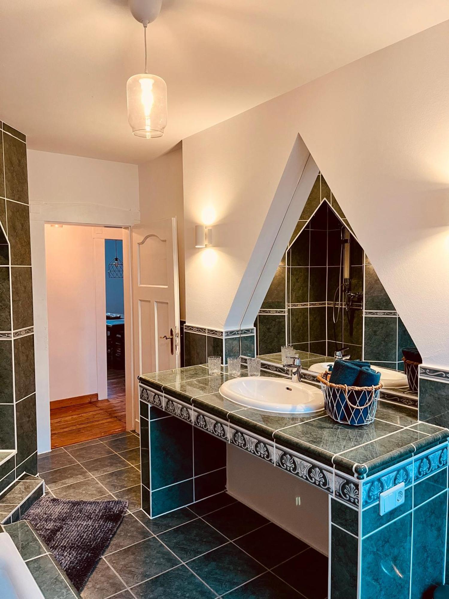 B E D & A G E D E S I G N -Extra Large- Wunderschoene Komplette Wohnung Mit Viel Platz & 4 Schlafzimmer B E D & A G E D E S I G N -Small- Wunderschoenes Zimmer Mit Bad Rechnungserstellung Fuer Geschaeftsreisende & Firmen Hünxe Dış mekan fotoğraf