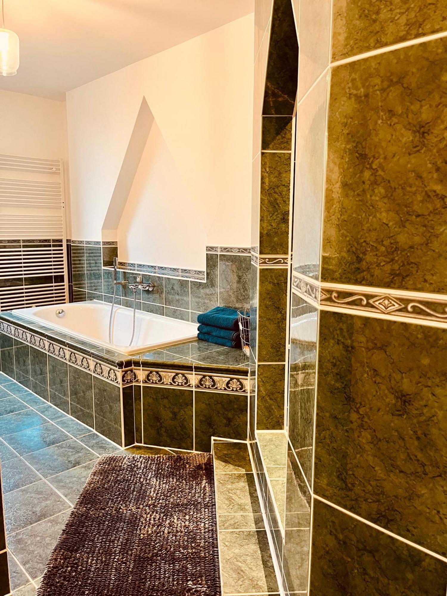 B E D & A G E D E S I G N -Extra Large- Wunderschoene Komplette Wohnung Mit Viel Platz & 4 Schlafzimmer B E D & A G E D E S I G N -Small- Wunderschoenes Zimmer Mit Bad Rechnungserstellung Fuer Geschaeftsreisende & Firmen Hünxe Dış mekan fotoğraf