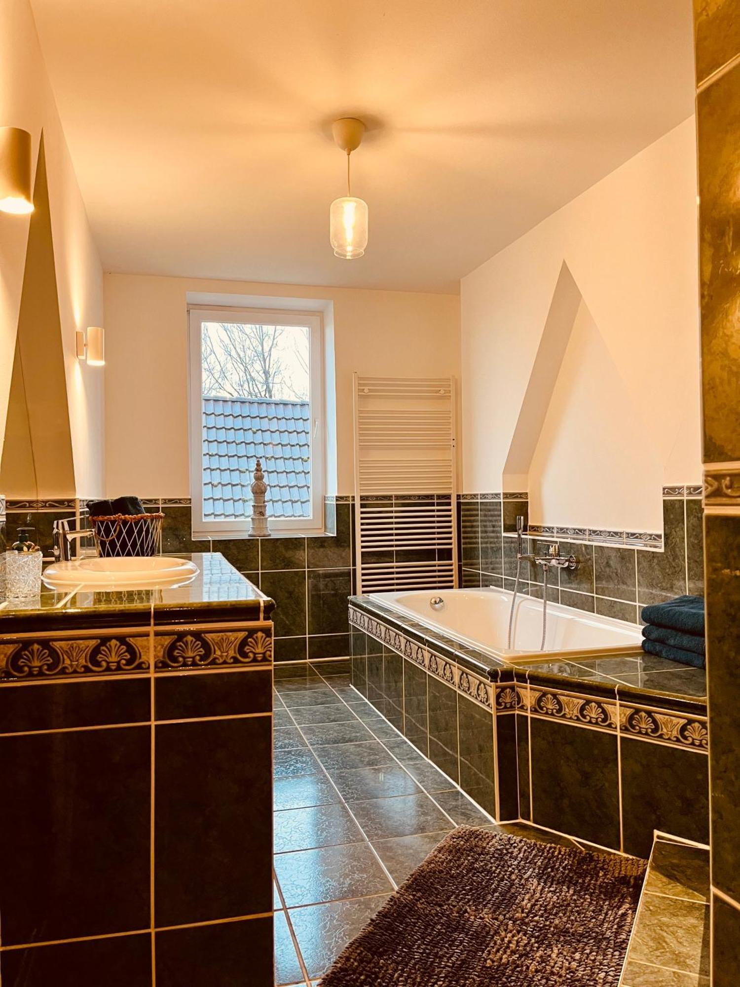 B E D & A G E D E S I G N -Extra Large- Wunderschoene Komplette Wohnung Mit Viel Platz & 4 Schlafzimmer B E D & A G E D E S I G N -Small- Wunderschoenes Zimmer Mit Bad Rechnungserstellung Fuer Geschaeftsreisende & Firmen Hünxe Dış mekan fotoğraf
